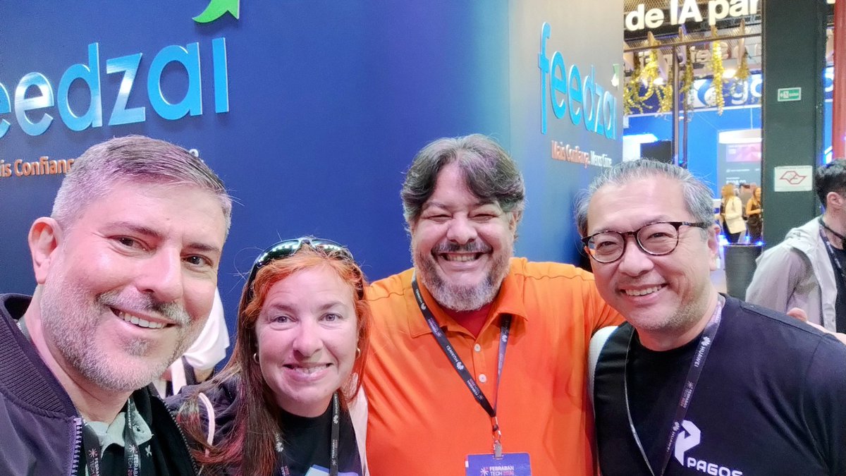 Encontro de gente querida na Febraban Tech. <a href="/solangegueiros/">Solange Gueiros</a> (<a href="/chainlink/">Chainlink</a>), Courtnay (Avanade) e Akira (Pagos). #blockchain
