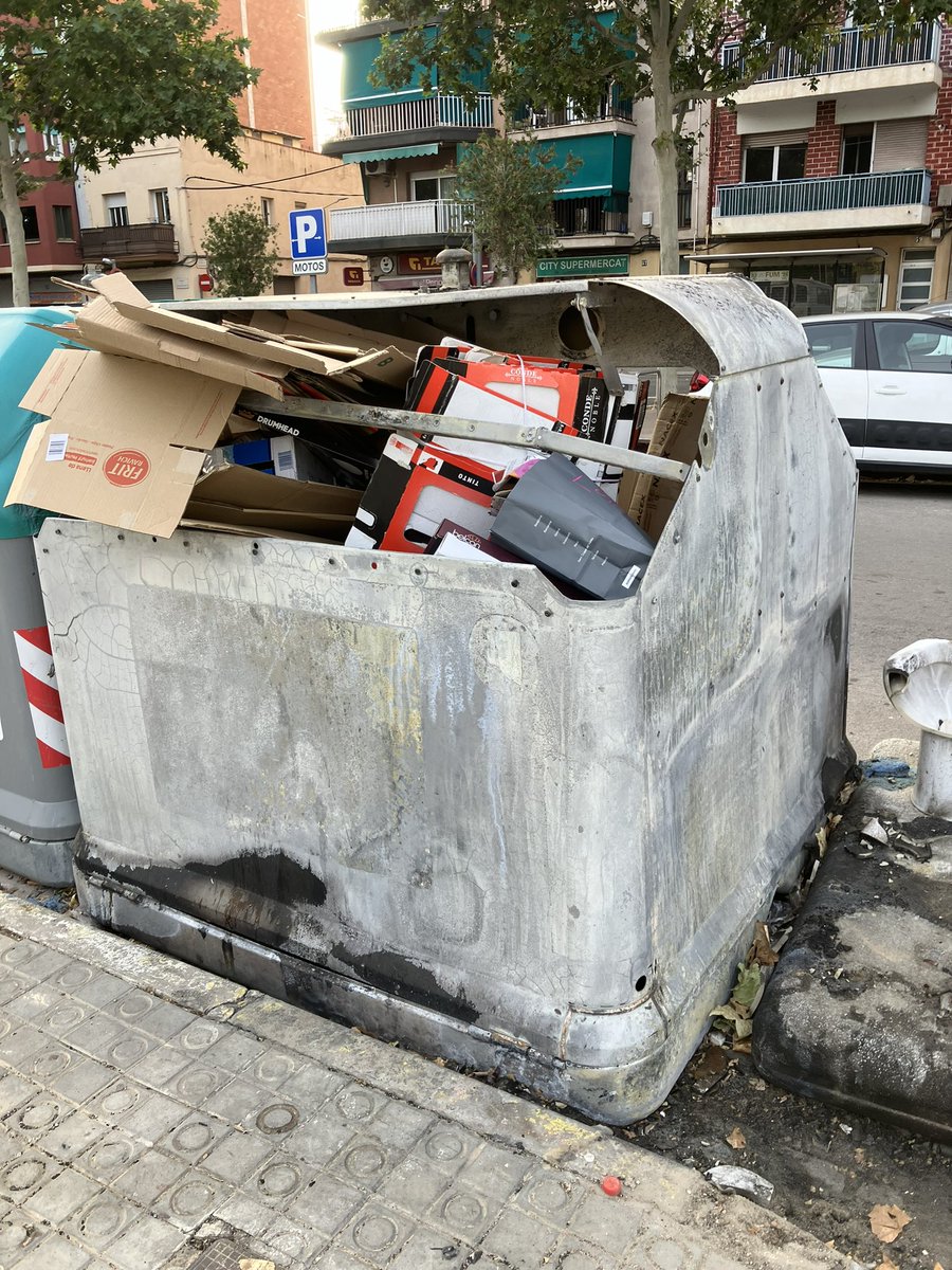 JaumeMarges's tweet photo. @matarocat encara no heu tingut temps de reposar el contenidor del paper de l’Avda. Ramon Berenguer que es va cremar??? https://t.co/xyiw5Jiy61