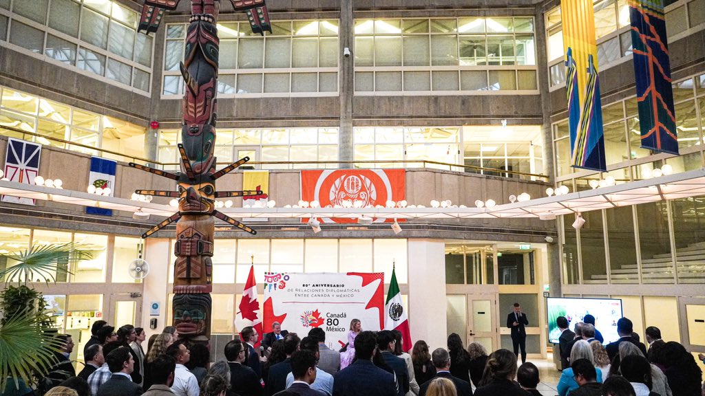 Durant son voyage au Mexique, la ministre Joly a passé un peu de temps avec les talentueux employés de notre ambassade. Elle les a remerciés pour leur travail acharné et leur dévouement.