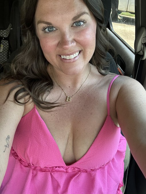 What do you notice first? 💗 https://t.co/Eq6iDEgeee