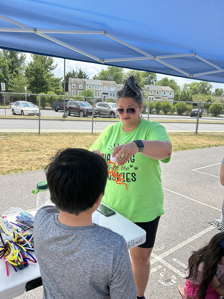 melissadesmond1's tweet photo. Hanging with the Huskies!  Such a fun way to connect with students and families in the summer. Great ending to the week! @HEShusky_FCPS https://t.co/v6qiMjmrvJ