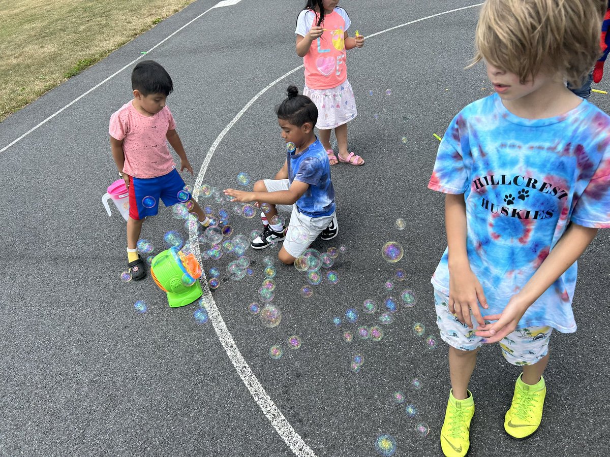 melissadesmond1's tweet photo. Hanging with the Huskies!  Such a fun way to connect with students and families in the summer. Great ending to the week! @HEShusky_FCPS https://t.co/v6qiMjmrvJ