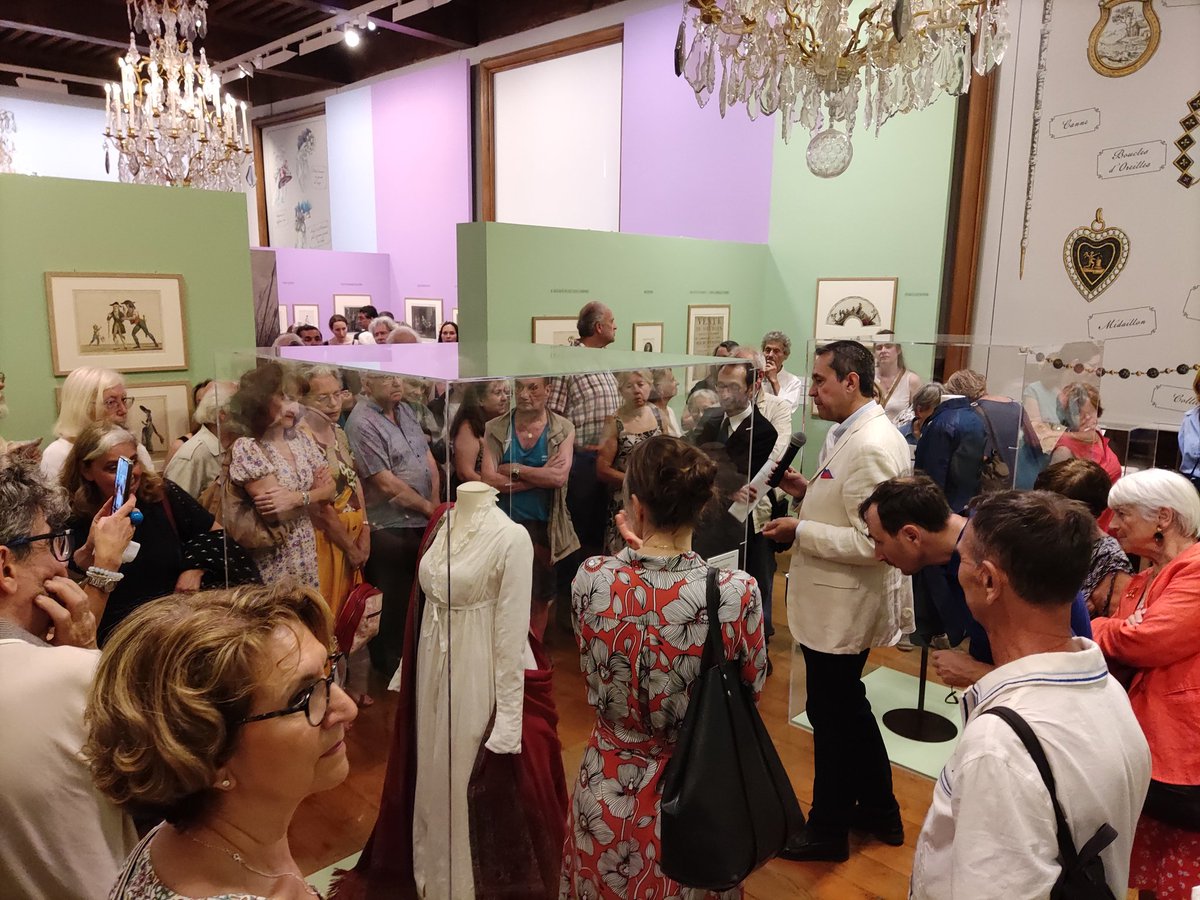 ChopelinP's tweet photo. Ce soir, Alain Chevalier inaugure l'exposition "Comment m'habillerai-je ?" au Musée de la Révolution française-@DomaineVizille (en partenariat avec @laBnF). Modeste ou exubérante, révolutionnaire ou contre-révolutionnaire, la mode à travers la Révolution. Jusqu'au 11 novembre. https://t.co/i2VBqDidgE