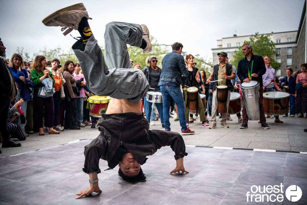GuillaumeSgt's tweet photo. 🕺 27.06.2024 - Manifestation des milieux de l'art contre le Rassemblement National, place de la liberté à Brest. Des danseurs de l'association La Fierté des Notres performent pendant le rassemblement 📸 Pour @OuestFrance29 https://t.co/UgVjPvsGeH