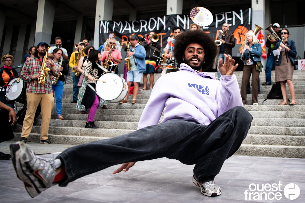 GuillaumeSgt's tweet photo. 🕺 27.06.2024 - Manifestation des milieux de l'art contre le Rassemblement National, place de la liberté à Brest. Des danseurs de l'association La Fierté des Notres performent pendant le rassemblement 📸 Pour @OuestFrance29 https://t.co/UgVjPvsGeH