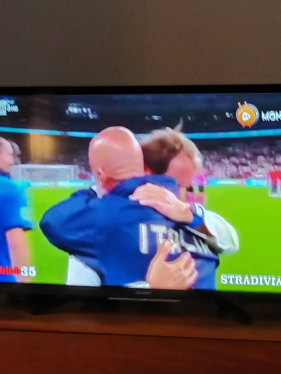 MovArtCinecitta's tweet image. L&apos;abbraccio più bello del mondo del calcio
#stradivialli #blob35
#blob