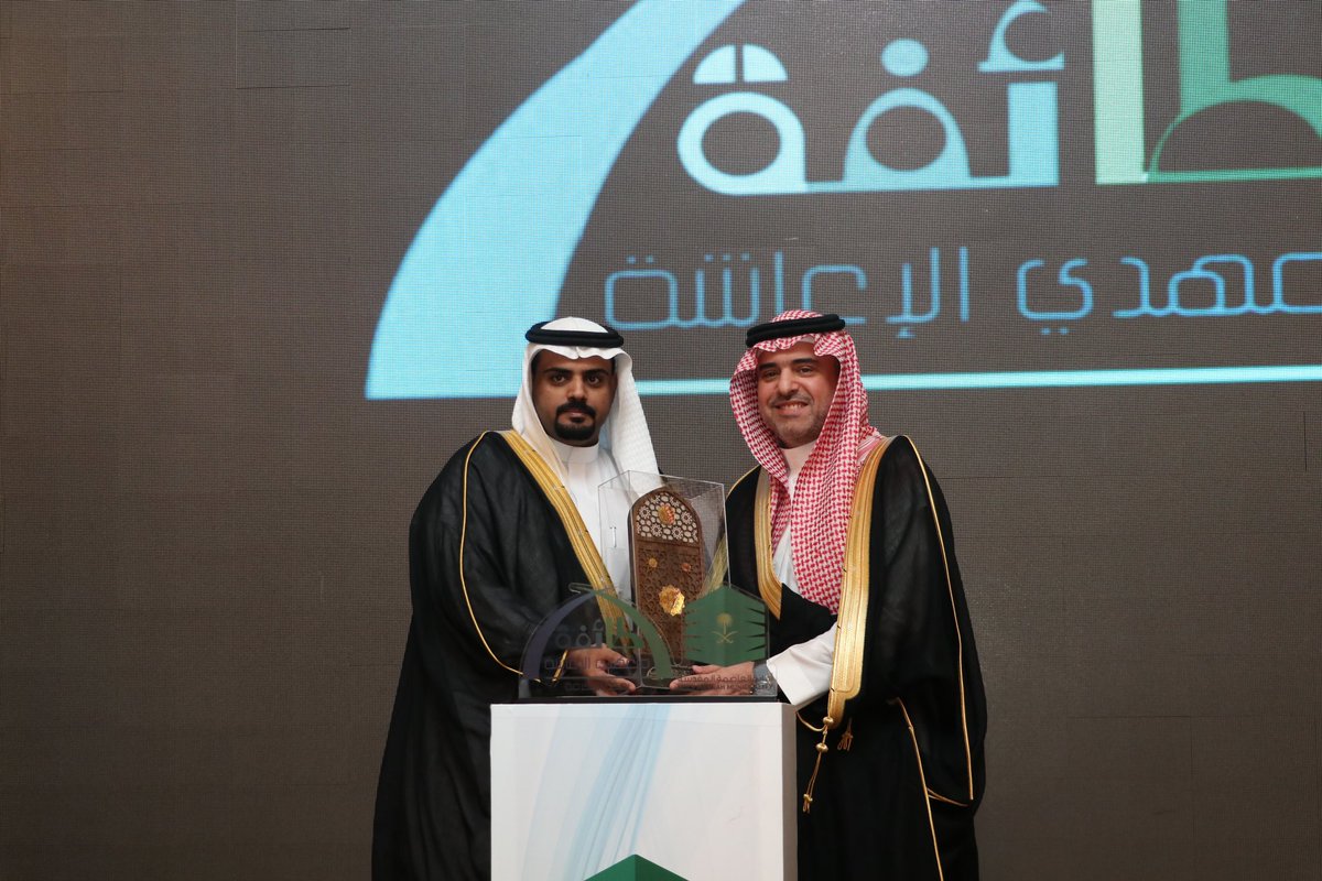 #حفل_طائفة_متعهدي_الاعاشة 

تشرفت بالنيابة عن زملائي متعهدي الإعاشة في مكة المكرمة و برعاية من أمين العاصمة المقدسة الأستاذ /مساعد الداود بتقديم تكريم بسيط إلى الأستاذ أحمد بن رابح الشريف رئيس طائفة متعهدي الإعاشة على ما بذله من جهود كبيرة و دعم لامحدود في نجاح هذا القطاع في موسم