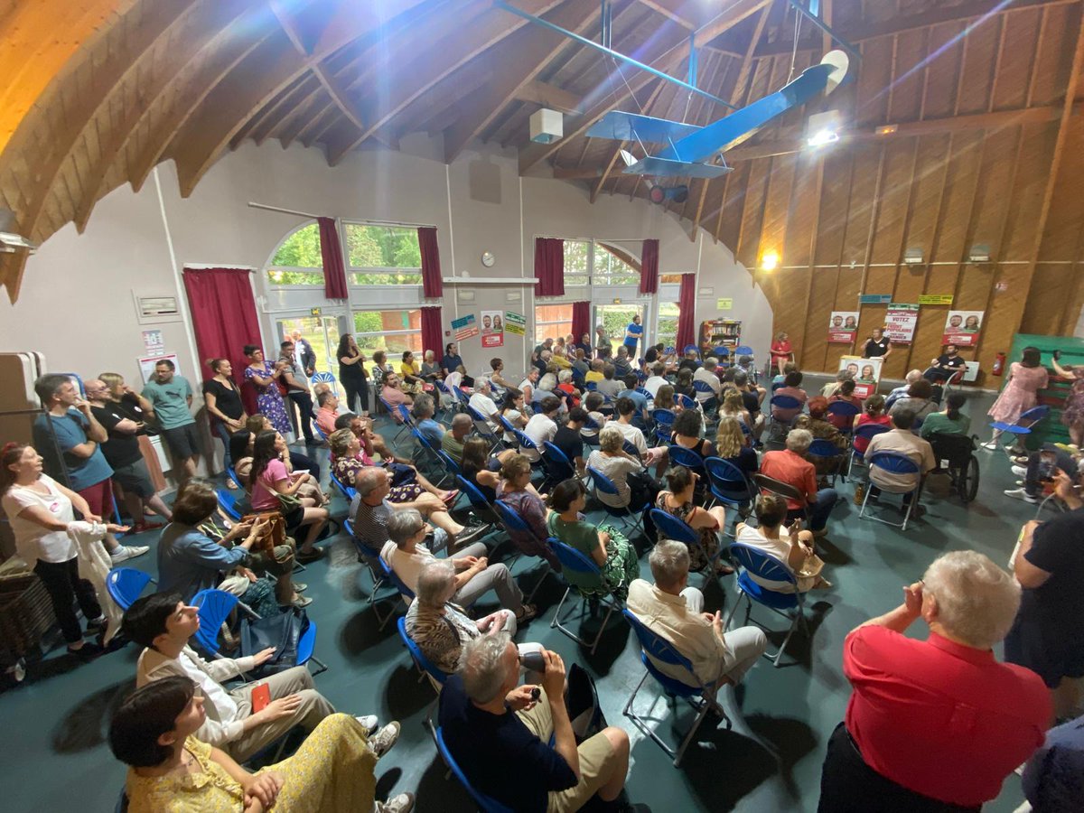 BerengerCernon's tweet photo. Une salle pleine comme un œuf, une ambiance de folie et une patate d'enfer 💪. Ils ont l'argent nous avons les gens ✊ les 30 juin et 7 juillet c'est #NouveauFrontPopulaire . NOUS ALLONS GAGNER ! https://t.co/EB38LoaweP
