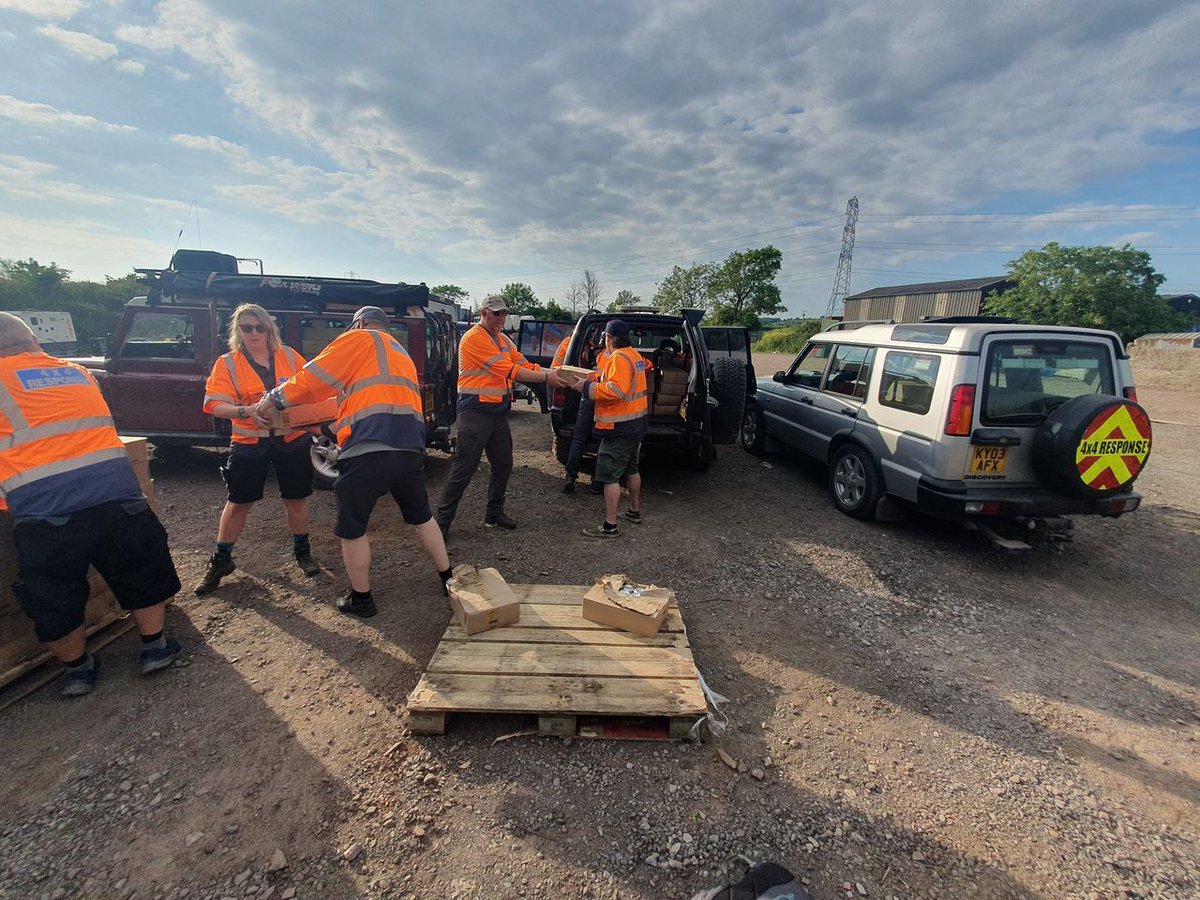 On Wednesday, were part of the team run by the Glastonbury Festival Site Office to deliver canned water to everyone queuing in the 27°C heat and bright sunshine. We managed to distribute an impressive 1,026 boxes, which equates to over 26,000 cans! 💧

#GlastonburyFestival
