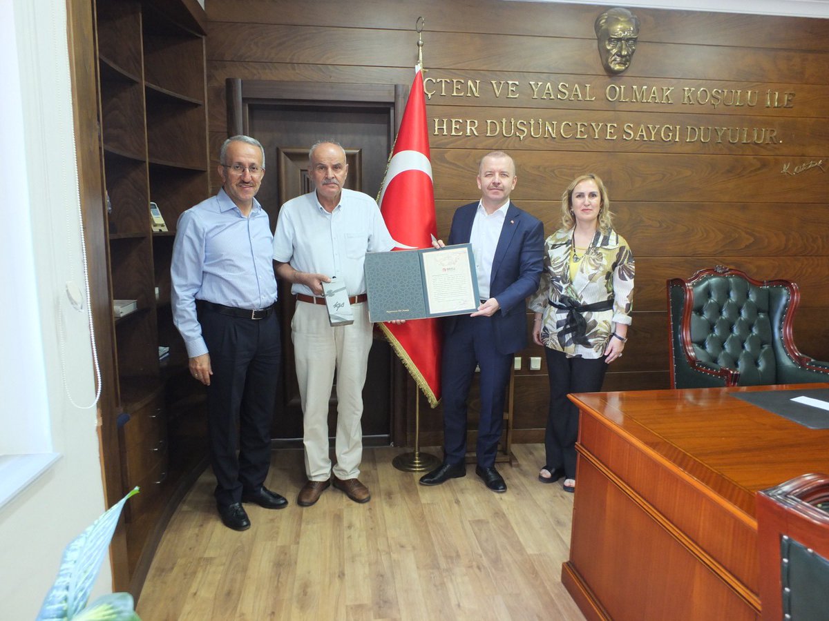 2024 yılı 22. haftanın en çok başvuru alan personeli Nilüfer Nüf. Md. görevli VHKİ Bekir BAYRAM’a Genel Md. Vali Sn. İbrahim TAŞYAPAN’ın tebrik plaketi, Kaym. Sn. Murat SÜZEN tarafından takdim edildi. 🥇👏👏
<a href="/BursaValiligi/">T.C. Bursa Valiliği</a> 
<a href="/TCNufus/">Nüfus ve Vatandaşlık İşleri Genel Müdürlüğü</a> 
<a href="/itasyapan/">İbrahim Taşyapan</a> 
<a href="/Suzenmurat81/">Murat Süzen</a> 
<a href="/h_erkinay1/">Hüsamettin ERKINAY</a>