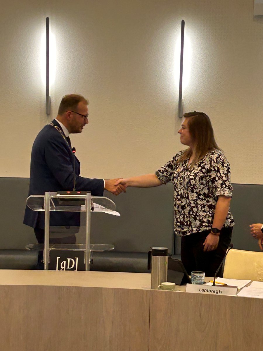 Vanwege (langdurig) ziekteverlof van <a href="/Patrick_Moors/">Patrick Moors</a> en <a href="/GiesenRosa/">Rosa Giesen</a> zijn vandaag Rabella Wiersma-de Faria en Rob Mullink geïnstalleerd als vervangers. Eva Fontijn is als raadsopvolger geïnstalleerd.
Wij wensen ze veel succes en hopen op een spoedig herstel van Patrick en Rosa.