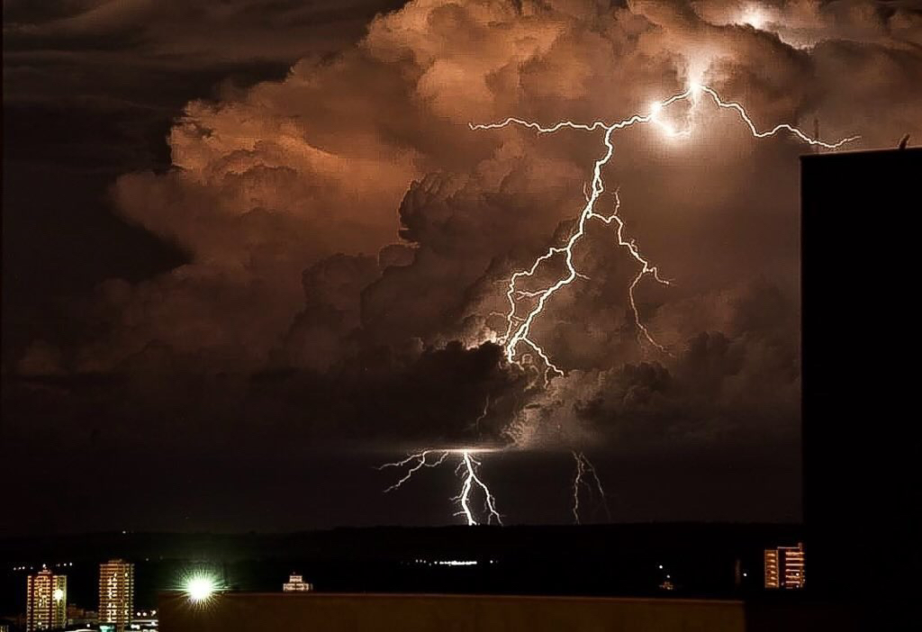 StrikeFinder's tweet photo. Check out this treat! Love how the strike lights up the clouds.

📷: @luiz_tambasco_photos 
⚡️
Photo taken with Strike Finder 2 lightning strike trigger. Click the link in our bio to learn more about lightning photography. https://t.co/HTjIesH1Ku