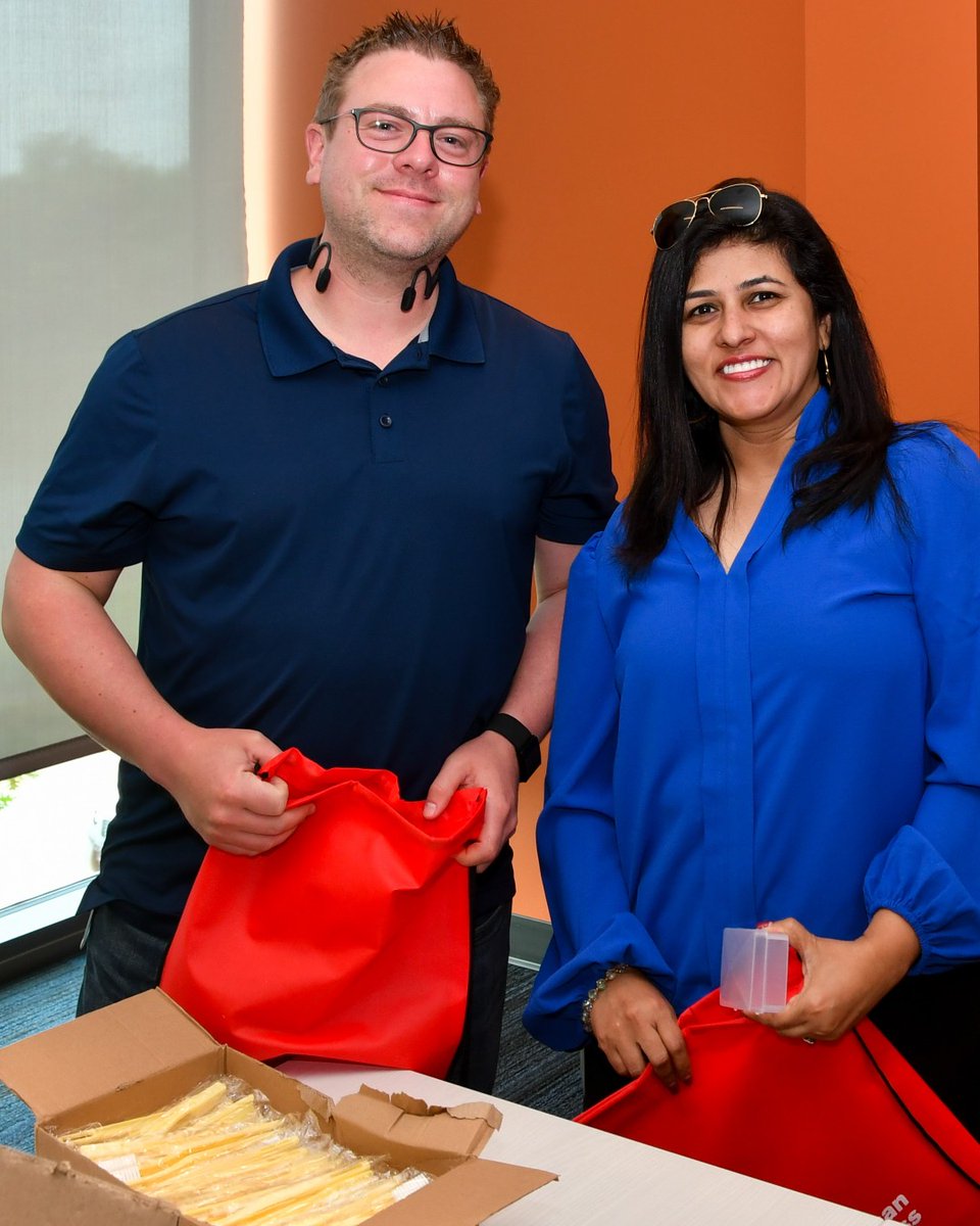 RedCrossNTX's tweet photo. A resounding THANK YOU to the Charles Schwab Foundation, one of our national Red Cross Disaster Responder Members. Charles Schwab employees hosted their first blood drive and assembled 100 comfort kits for veterans.
#R365 #ThankfulThursday #DisasterResponder #CommunitySupporter https://t.co/6MVovKSej4