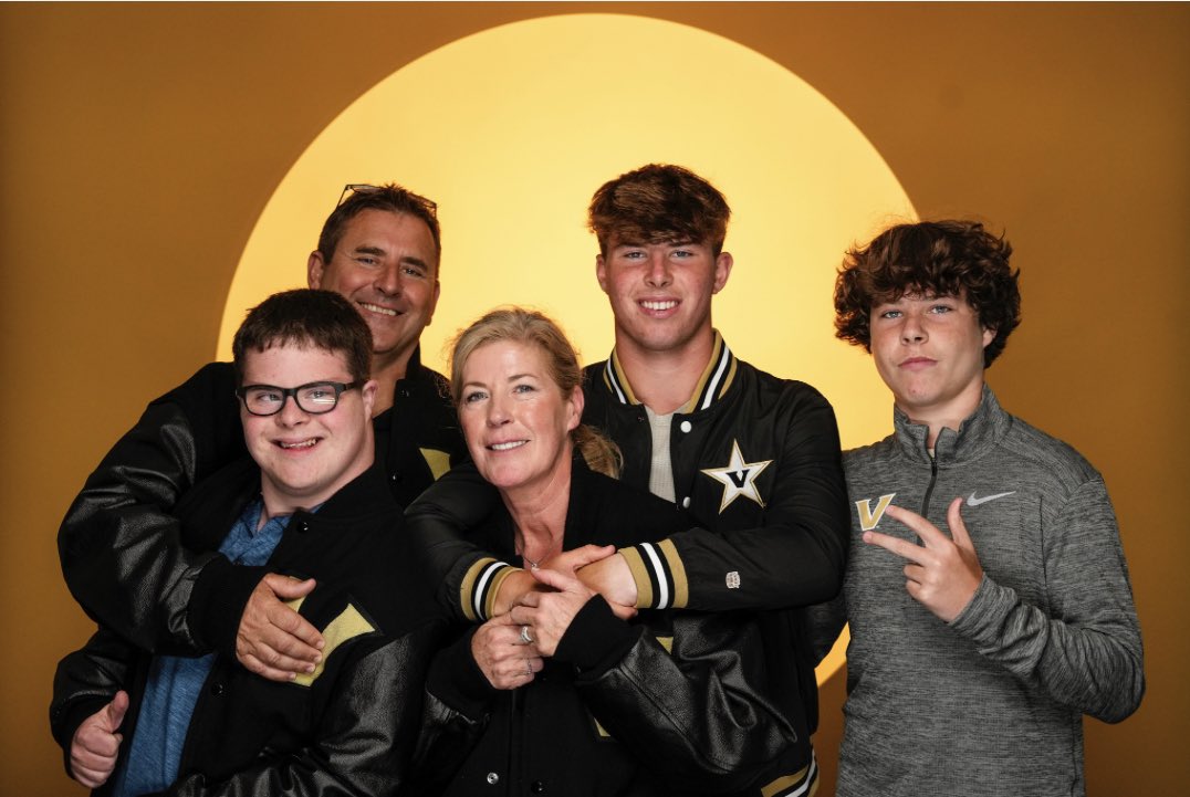 JackElliott09's tweet photo. Thank you @VandyFootball for the amazing visit this past weekend. This 25’ class is going to be special, so come be a part of it! #AnchorDown #OneofOne25 @TimBeckFB @CoachAltman @NickyV05 @bellabaker_VFB @coachMRiceVU @SeanW_Rivals https://t.co/PXhBUa4CA3