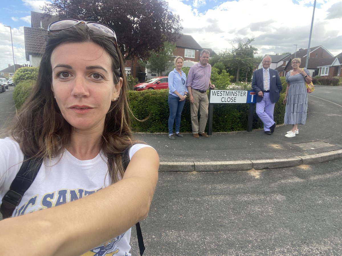 Time for a spot of tea before campaigning with our local voice for Melton &amp; Syston, Ed Argar…thanks <a href="/Rupert_Matthews/">Rupert Matthews</a> for helping today in Melton Sysonby Ward 👍🙏#walking2win