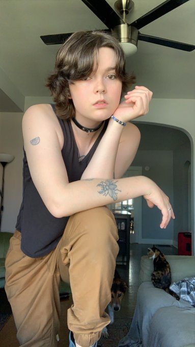 My hair is getting very floofy 🥰🥰 https://t.co/7voGhpFVUI