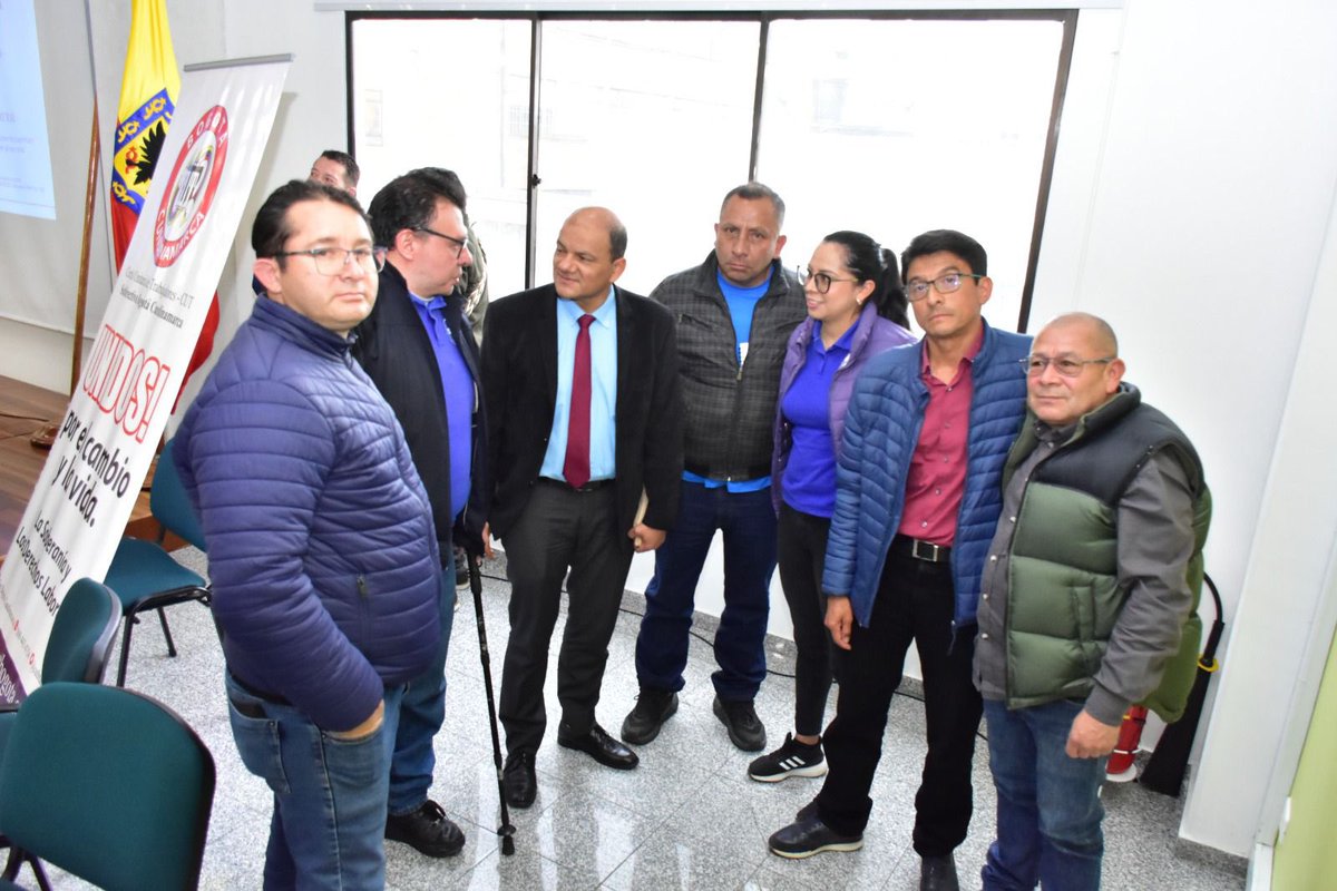 MinSaludCol's tweet photo. El Ministerio de Salud participó del 'Foro Sistema de Salud en Colombia y el Magisterio', organizado por el comité ejecutivo de la Central  Unitaria de Trabajadores Cut  - subdirectiva Bogotá. 

El viceministro de Protección Social, Luis Alberto Martínez, durante el comité se reunió con oganizaciones sindicales y sociales en donde trató temas como: 

✅ Generación de  recursos de la salud.
✅ Propuesta de transformación de la reforma a la salud.
✅ Atención primaria en salud.
