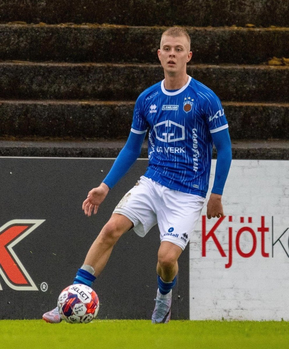 17' MAAAAAARK Fram ! 🔵⚪️

Fred Saraiva offre un caviar à Magnus Þordarson après avoir évité le gardien adverse. Le numéro 11 de Fram envoie tranquillement le ballon dans les buts ! Contre-attaque éclair parfaite des visiteurs.

🔵🔴 Vestri 0-1 Fram 🔵⚪️

#BestaDeild