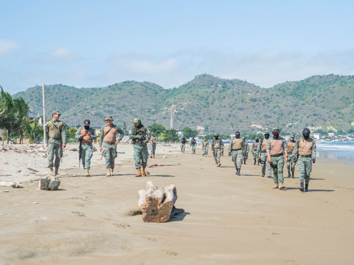 ¡Juntos hacemos de Puerto López un destino seguro! 
🙌Mediante un trabajo mancomunado con las autoridades pertinentes, contaremos con zonas resguardadas y seguras para nuestros habitantes y turistas.
Para nosotros la seguridad de quienes nos visitan es primordial. 🌊