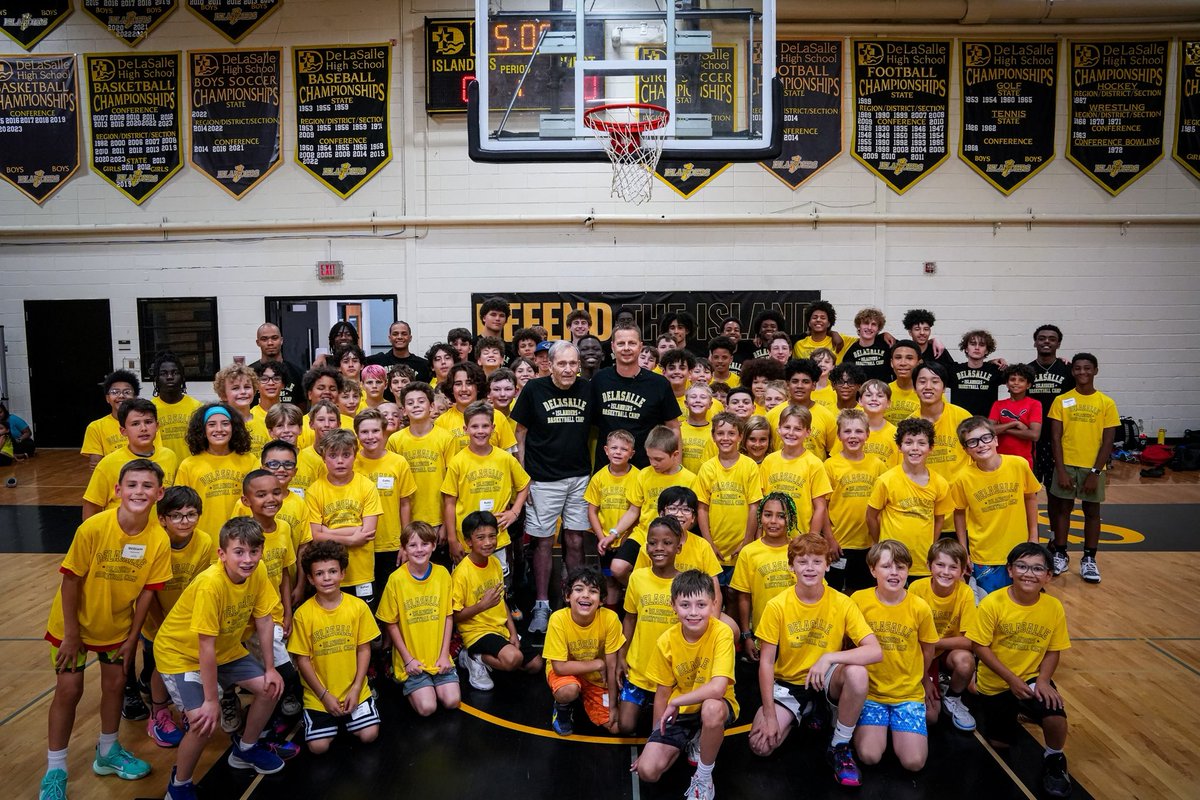 Summer camps are officially in the 📚!

Thank you to DeLaSalle Hall of Famer and program alum Pat Baldwin ’53 for stopping by camp to visit his great grandson. We are so grateful to our unparalleled alumni community for their continued support. 🏝️

#IslandersForever