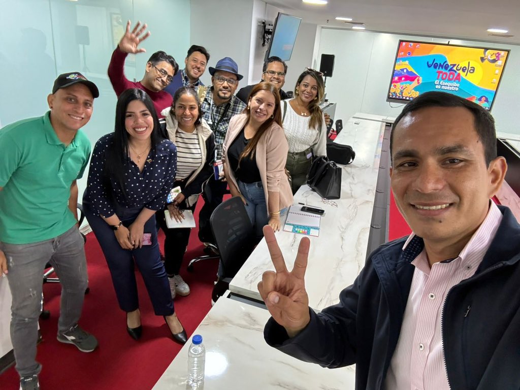 luis_villegasr's tweet photo. Hoy honramos a las y los periodistas de la Patria, quienes están comprometidos con llevar información veraz y a defender los valores de la verdad desde su trinchera, combatiendo los cercos mediáticos con ética, moral y responsabilidad.

¡Feliz día a todos los profesionales de la comunicación!
#NicoCuadraConmigo