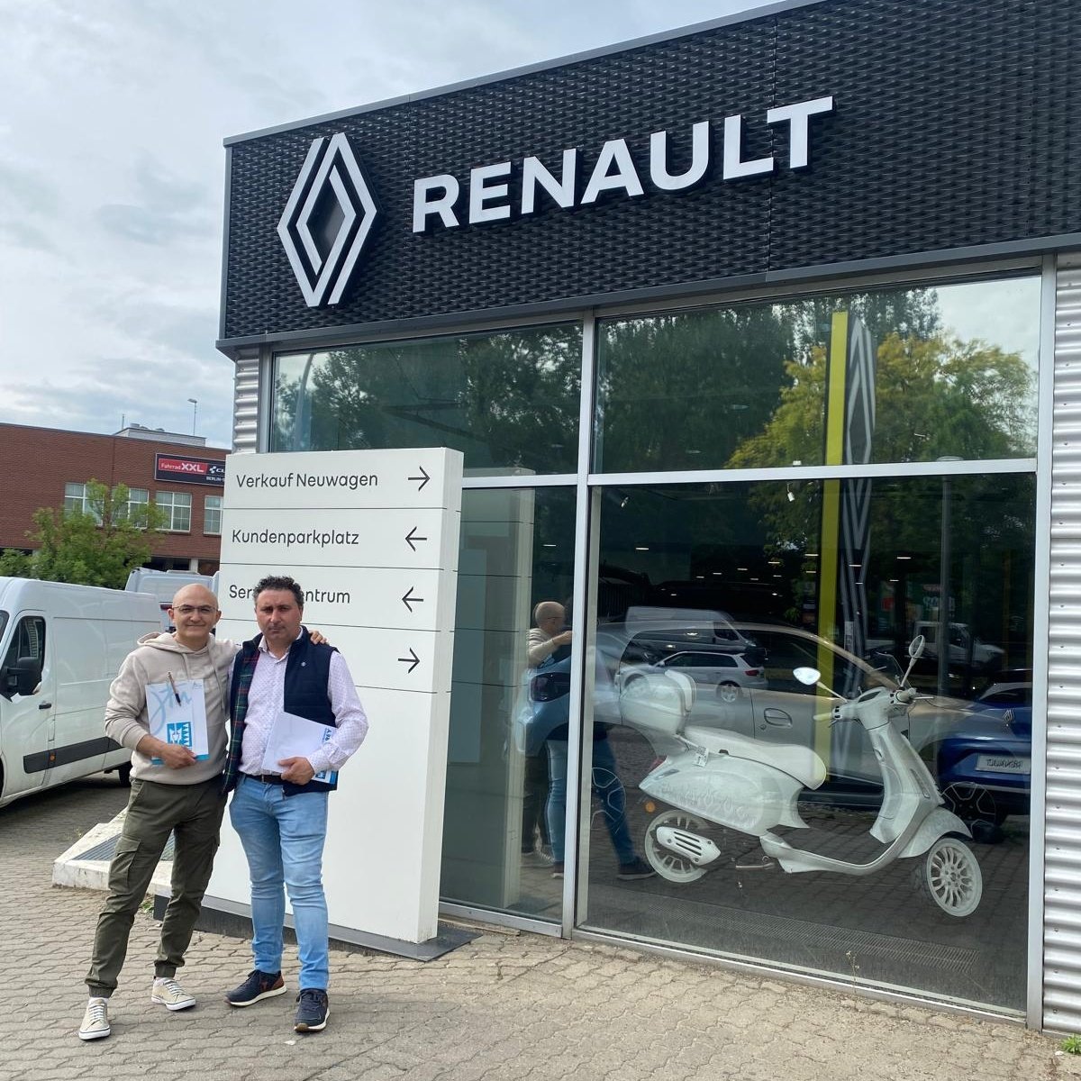 🇪🇺 ¿Pensabas que ya no había más noticias sobre internacionalización? 

🚘 Nuestros profesores Alberto y Javier, del Dpto de Automoción, realizaron una estancia en Berlín para contactar nuevas empresas.
Una búsqueda que dará su fruto: nuevas movilidades para nuestros estudiantes.