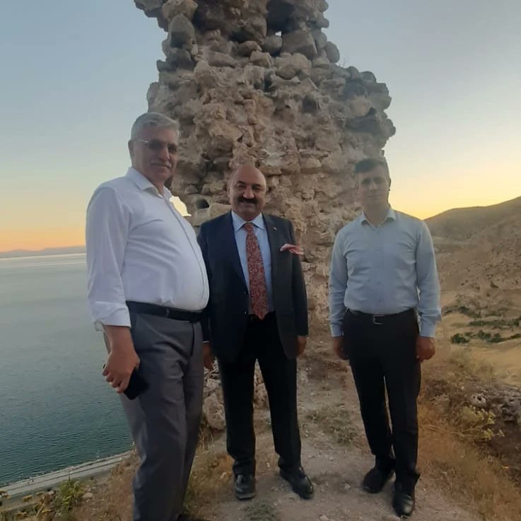 rafetakgn1's tweet photo. Sarar Grup Resmi İşler ve Protokol Müdürü Alaattin Çoban Beyefendiyi Maziden Atiye Ahlat programında misafir ettik. Güzel sunumları için kendilerine teşekkür ederiz. @Yusuf__Tekin @yilmaznazif @batuhan__bingol @BilalGur30 @AhlatIlce https://t.co/thQixsemVo