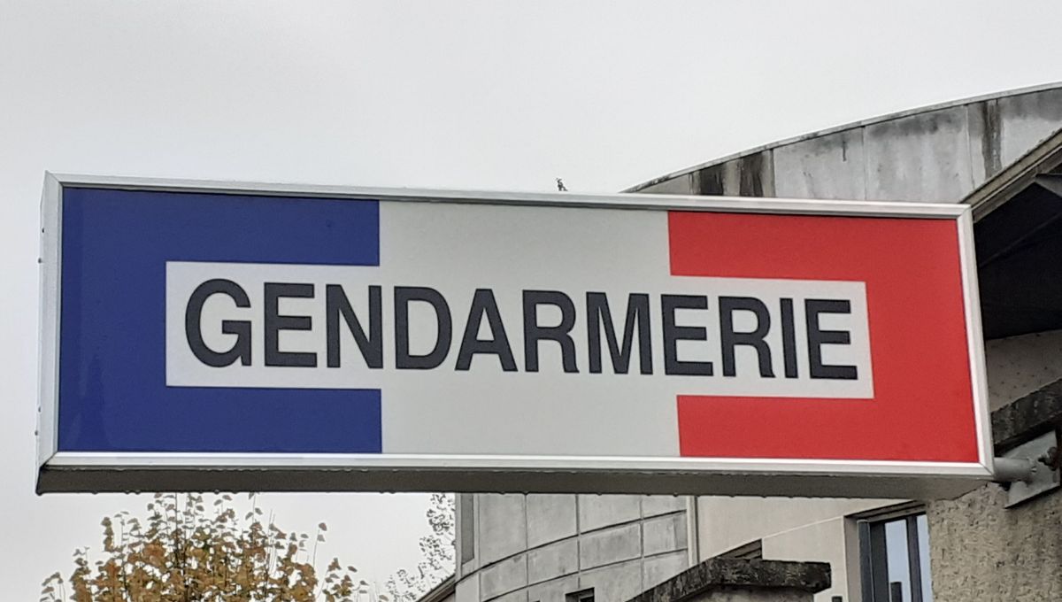Garde53's tweet photo. La gendarmerie de Mayenne en roue libre n'attend pas la victoire du RN pour arrêter des jeunes en affichage d opinions  antifascistes et les placer en GAV et  fouiller les domiciles.
Affaire à  suivre de tres près
@BFMTV
@OuestFrance53  @bleumayenne https://t.co/jg4eZQzVoz