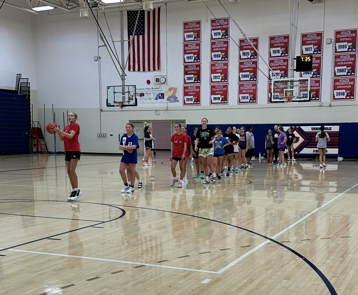 JHawkGBB's tweet photo. Successful middle school camp this week. Great work girls! Thanks to all the coaches and players who helped!

Go J-Hawks! ❤️🏀💙 https://t.co/Dydo7eeELa