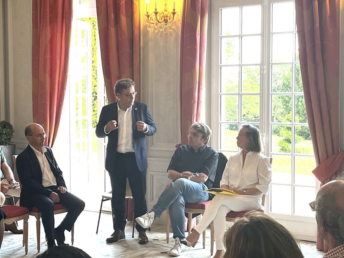 SabineThillaye's tweet photo. #encampagne #legislatives2024
🗣En réunion publique ce soir à Saint-Cyr #circo3705
De beaux débats avec les concitoyens qui permettent de parler du territoire.
Merci à @vincent_louault venu me soutenir et en faveur d'une politique du terrain https://t.co/kmcqOuKBs2