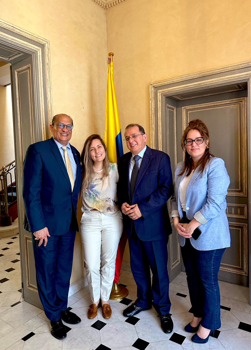 jorgerojas2022's tweet photo. Ser embajador no es un asunto solo diplomático, es también reconocer la diversidad que somos, la amistad que construimos y el afecto que expresamos.

Hoy lo constatamos con las embajadoras de Bolivia y Cuba y los embajadores de México y República Dominica. 

También es integración de América Latina y el Caribe en Bruselas.

Gracias @RGrangui @YairaJR Iván Ogando y Valeria Vilaseca