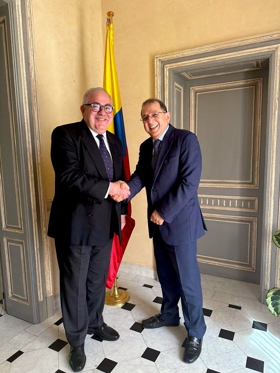 jorgerojas2022's tweet photo. Ser embajador no es un asunto solo diplomático, es también reconocer la diversidad que somos, la amistad que construimos y el afecto que expresamos.

Hoy lo constatamos con las embajadoras de Bolivia y Cuba y los embajadores de México y República Dominica. 

También es integración de América Latina y el Caribe en Bruselas.

Gracias @RGrangui @YairaJR Iván Ogando y Valeria Vilaseca