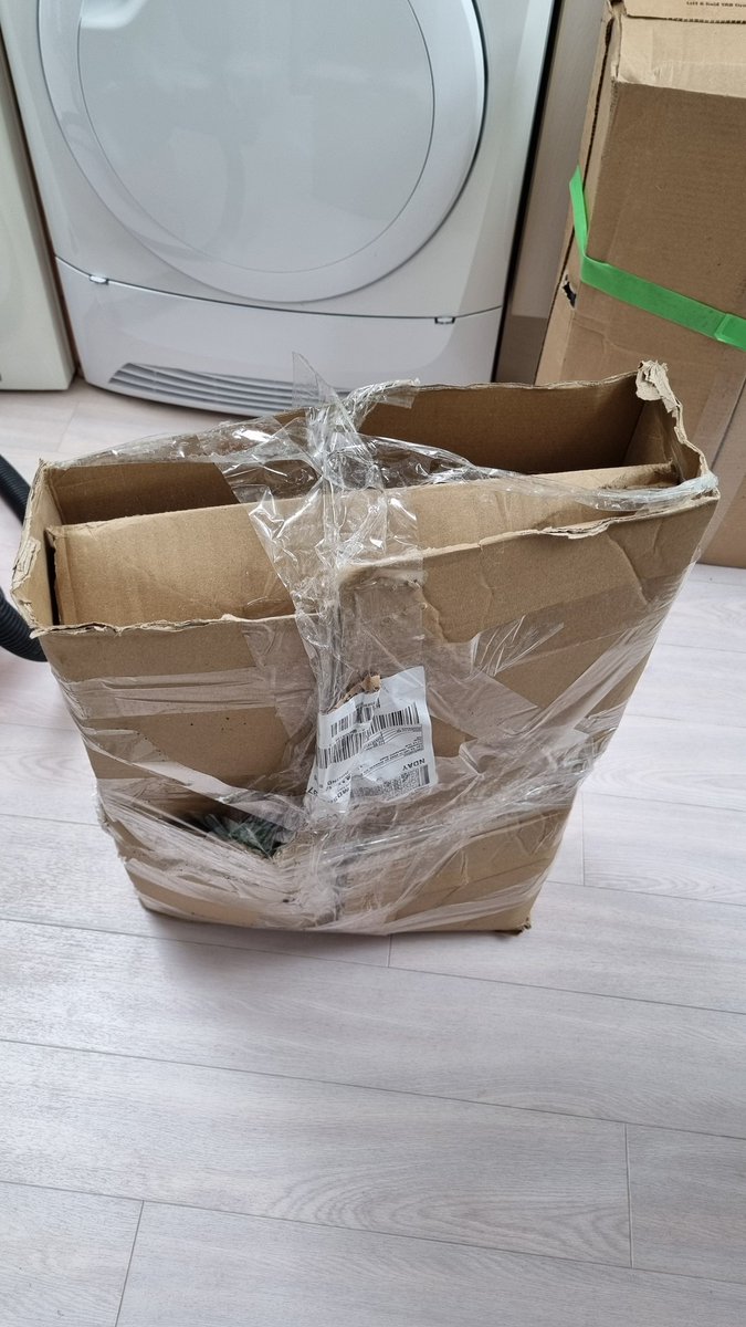 Thanks <a href="/Evri__Delivery/">EVRi Delivery Formerly HERMES Oh The FAILS</a> for disappearing my Cat food  from <a href="/zooplusUK/">ZooPlusUK</a> .
Starving 😿😿😿 here tonight.
Just about to drive an hours round trip to buy food 😾
And this was last weeks smashed delivery of cat litter... poor show indeed 😡