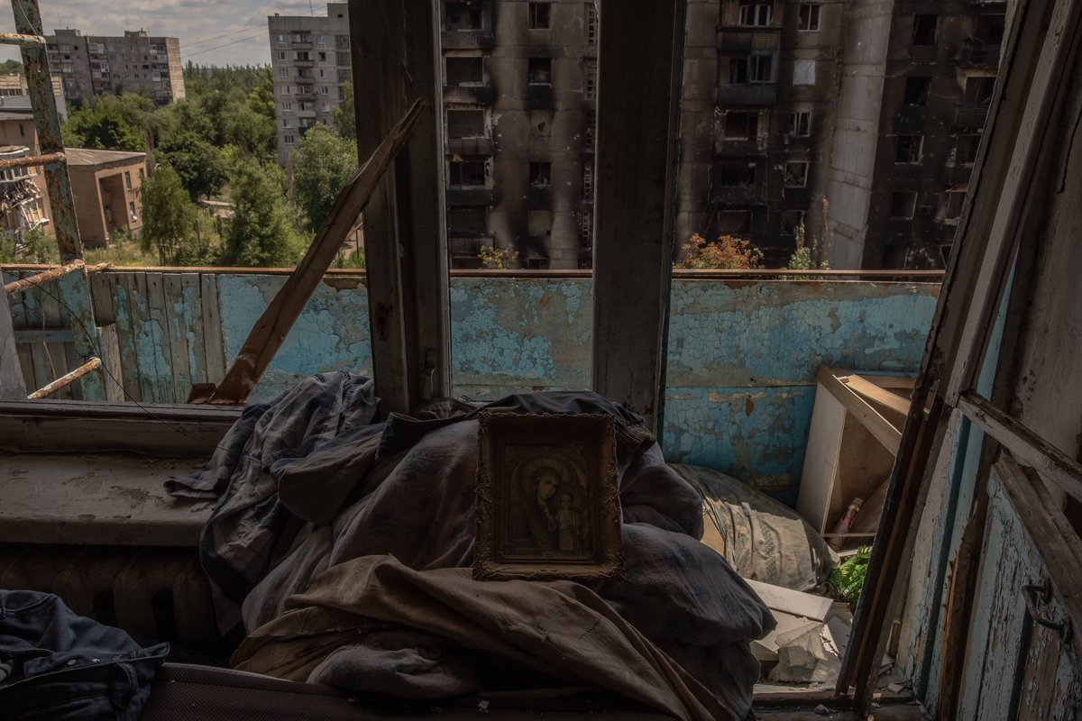 RomanPilipey's tweet photo. Toretsk, June 2024. for @AFPphoto @AFP 

For over a week I was in and out of Toretsk and its surrounding area. A mining town in the Donetsk region that compared to others in war-scarred east Ukraine was nestled in a relatively sleepy sector of the front line. It’s not anymore. https://t.co/wOwliR01pr