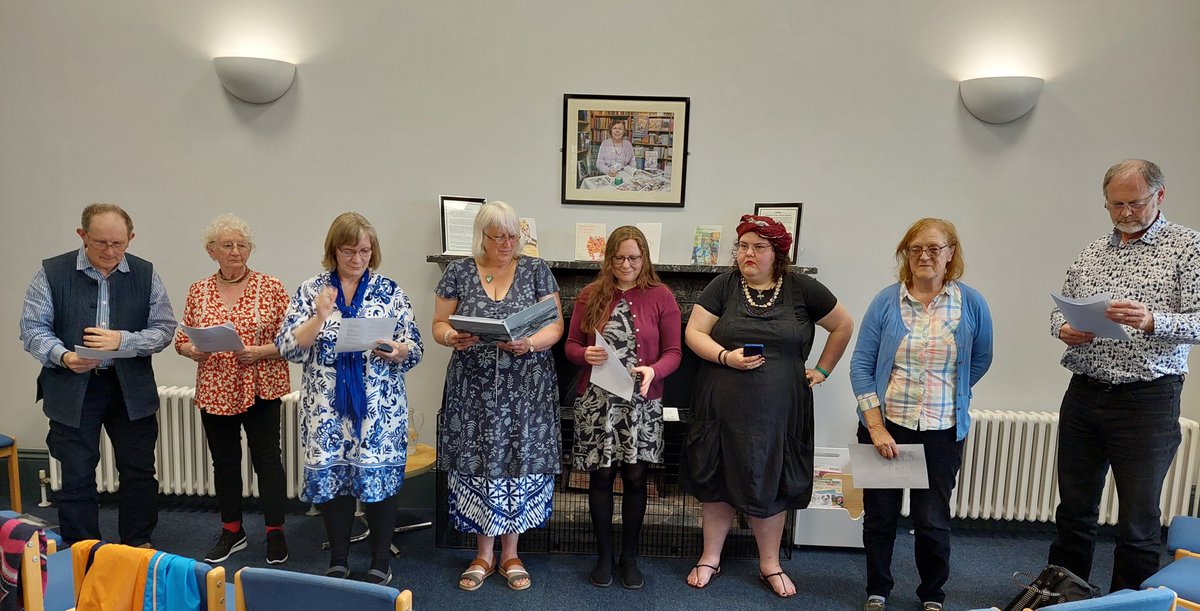 MeiraJones1's tweet photo. Beirdd lleol yn Llyfrgell Rhuthun yn cyflwyno eu haiku @GwylRuthFestival @LlyfrgellDinb 
Ruthin Library hosting an anthology of poets presenting their haiku @DenbsLibs https://t.co/1SrNzmquFR