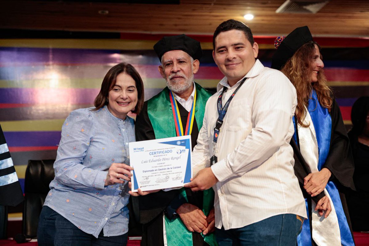 En un acto solemne en la Fundación Instituto de Estudios Avanzados (IDEA) realizamos la entrega de títulos de maestría y cursos de ampliación a un total de 186 profesionales, quienes culminaron su formación en nivelación para la creación de competencias en protección radiológica,