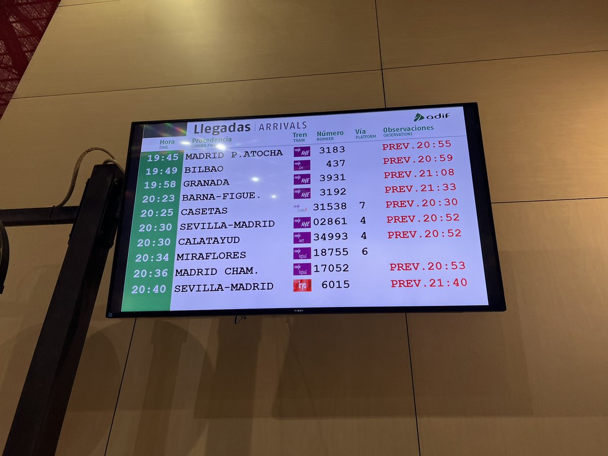 SoydeZaragoza's tweet photo. Caos en la estación Delicias tras cortarse la línea de AVE Madrid -Zaragoza- Barcelona por un incendio en Tarragona🚂🚈

Miles de viajeros de tren afectados están ahora varados en Delicias, Sants y Atocha 👇

#renfe #adif #ouigo #iryo https://t.co/NX7BuzIdCF