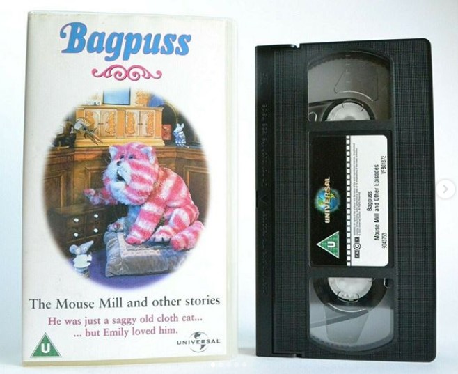 "Bagpuss, dear Bagpuss
Old Fat Furry Catpuss
Wake up and look at this thing that I bring
Wake up, be bright, be golden and light
Bagpuss, oh hear what I sing..."

Wonder what Bagpuss would make of this old curiosity? 😊📹 

#throwbackThursday #tbt