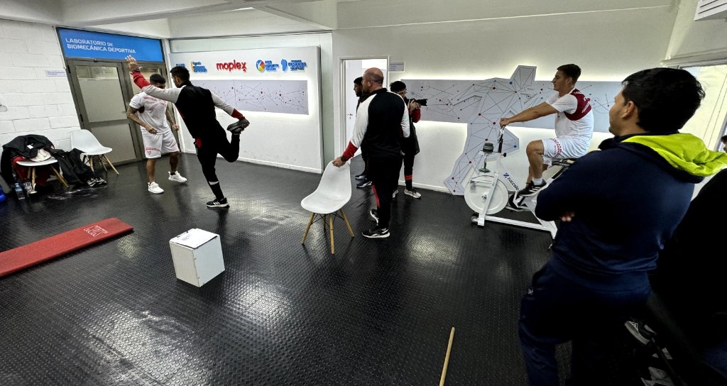 DeportesCba's tweet photo. 🏟️Los jugadores de @InstitutoACC pasaron por el laboratorio de Biomecánica de #Moplex y el Centro de Alto Rendimiento Deportivo del #Kempes, donde se realizaron estudios para evaluar su condición física.
😉Mirá más de su visita👉🏼 https://t.co/7lIO8aRo5U https://t.co/ff2BtJBT4y