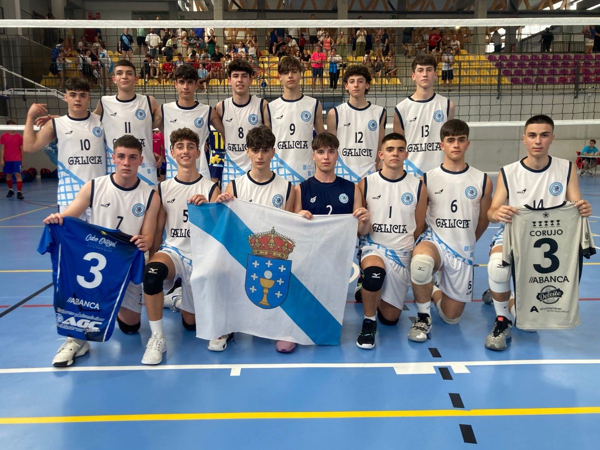 VoleiGalego's tweet photo. 🖼 Aínda conseguindo 4 medallas de ouro, para nós a imaxe do CESA sería esta.

🎩 Detalle dos nosos cadetes antes do seu partido contra Canarias en recordo de Antón Corujo.

 #voleigalego https://t.co/moakPNvda4
