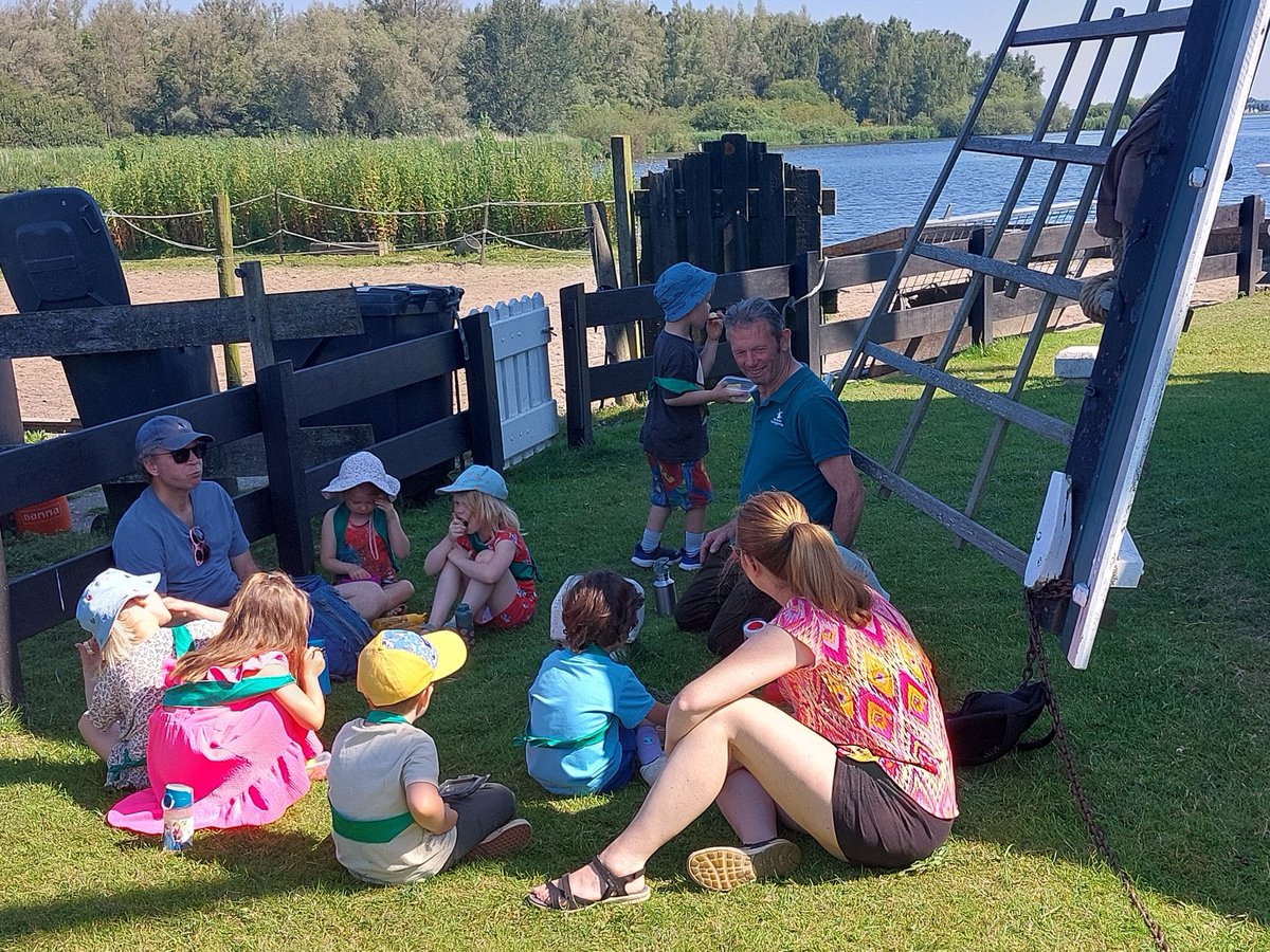 Met petjes op tegen de kracht van de zon hoorden kinderen van de Dukdalf van molenaars Ben en Klaas hoe de kracht van de wind nuttig kan worden gebruikt door de Broekdijkmolen.