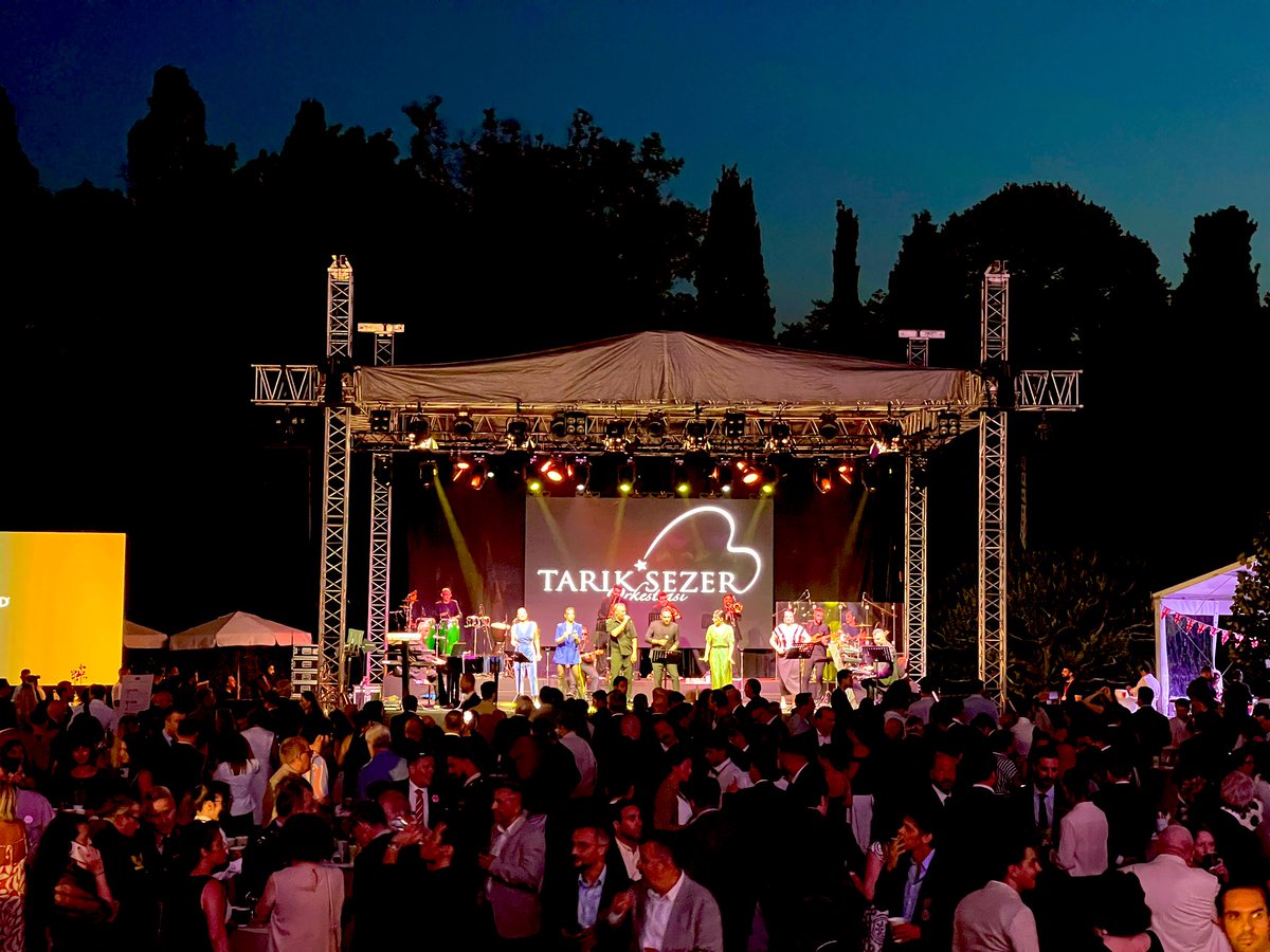 İstanbul’da çok özel bir gece! 🌟

Kral Charles’ın Doğum Günü etkinliğinde iş insanlarını, siyasetçileri, akademisyenleri, basın ve cemiyet hayatından önemli misafirlerimizi ağırlamaktan ve ülkelerimiz arası 🇬🇧🇹🇷 yeni iletişim ve iş birliği bağlantıları kurmaktan çok memnunum.