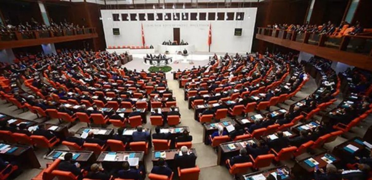 EgitimBirSen's tweet photo. TBMM Görevini Yapsın, ÖMK’nın Eksiklerini Tamamlasın

📌 Milli Eğitim Akademisine kabul edilecek adaylara 18.650 gösterge rakamının memur aylık katsayısının çarpımı neticesinde ortaya çıkan 14.190 TL’nin ödenecek olması,

 📌 İl Millî Eğitim Müdür Yardımcısı, İlçe Millî Eğitim Müdürü, Eğitim Müfettişi, Şube Müdürü, Araştırmacı ve Eğitim Uzmanı kadrolarında bulunanlara da “Uzman/Başöğretmenlik” ünvanı ve haklarının verilmemesi,

ÖMK’nın ciddi eksikleri olarak göze çarpıyor.

TBMM sürecinde bu ve işaret ettiğimiz tüm eksiklerinin giderilerek beklentilerin karşılanması, adına ve amacına uygun dört başı mamur bir Öğretmenlik Meslek Kanunu’nun ortaya çıkmasını sağlayacaktır.

https://t.co/hrJMOuCy8E