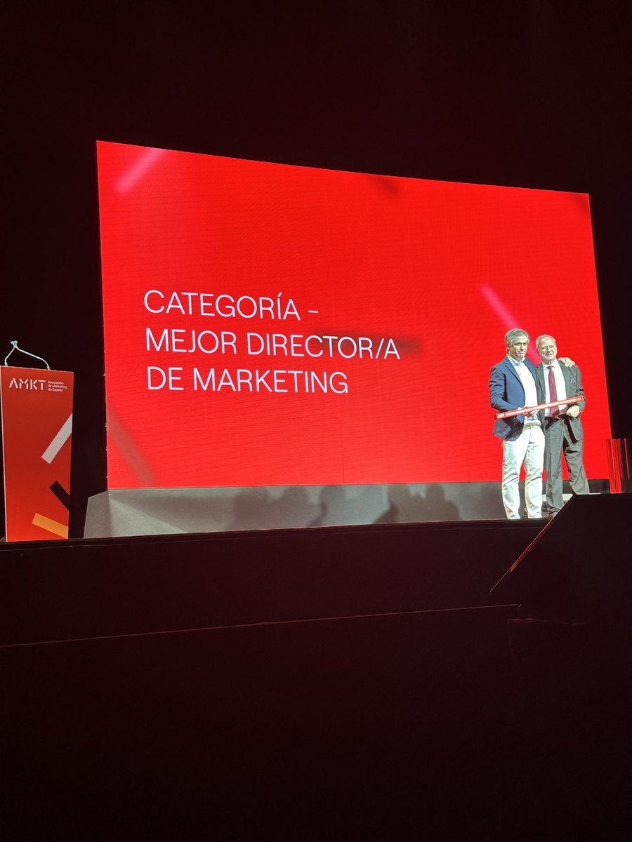 Premio al mejor profesional de marketing a Alfredo Muñoz en <a href="/Telefonica/">Telefónica</a> súper merecido!! #premiosamkt de la <a href="/AMKT_es/">Asociación de Marketing de España - AMKT</a>