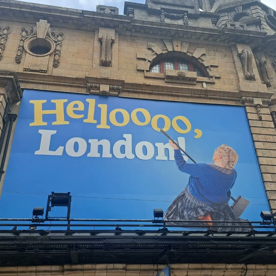 raep13's tweet photo. Had the best day with Holly today in my favourite place.
Dinner at Happy 🍽
We watched the amazing, brilliant, very funny Mrs Doubtfire.
See you soon London 👍🥰
@DoubtfireUK 
#theirhisgoddamkidstoo https://t.co/VhM8kbT31P