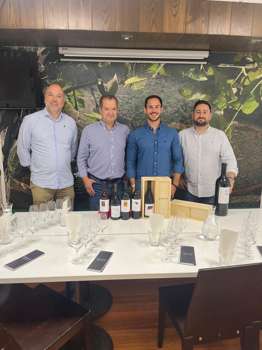 Esta adega é referente e unha das impulsoras da D.O. Somontano en Aragón e nós temos a sorte de contar hoxe con Jesús Sesé Martínez, enólogo e director adxunto de Viticultura do Grupo Enate, con Gustavo López, director comercial e con Alberto, comercial de Hijos de Rivera.