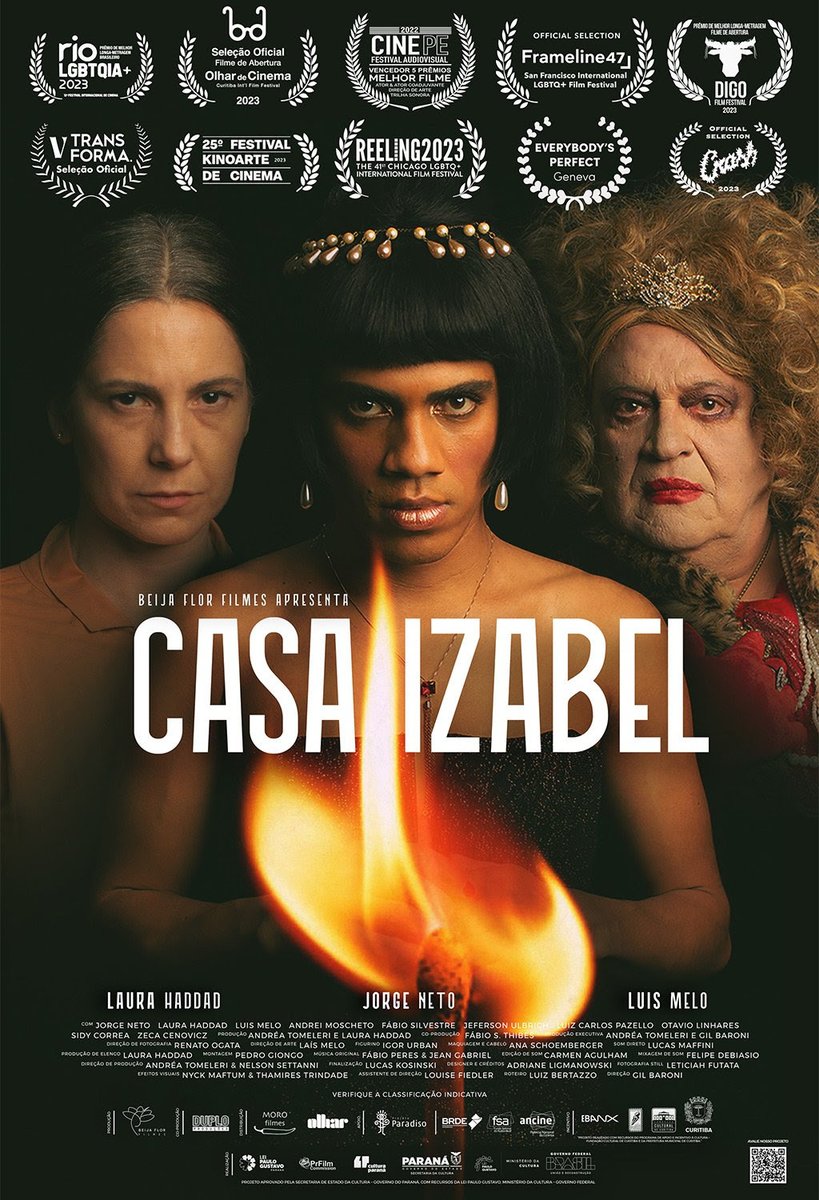 oxentepipoca's tweet photo. Dirigido por Gil Baroni e escrito por Luiz Bertazzo, 'Casa Izabel' estreia hoje nos cinemas brasileiros. 🇧🇷

Sinopse oficial: Em uma isolada casa grande fundada por uma elite escravocrata, instala-se um retiro de crossdressers. Nela homens vestem-se de uma realidade glamorosa e delirante, distante dos anos de chumbo da ditadura militar no Brasil dos anos 70.