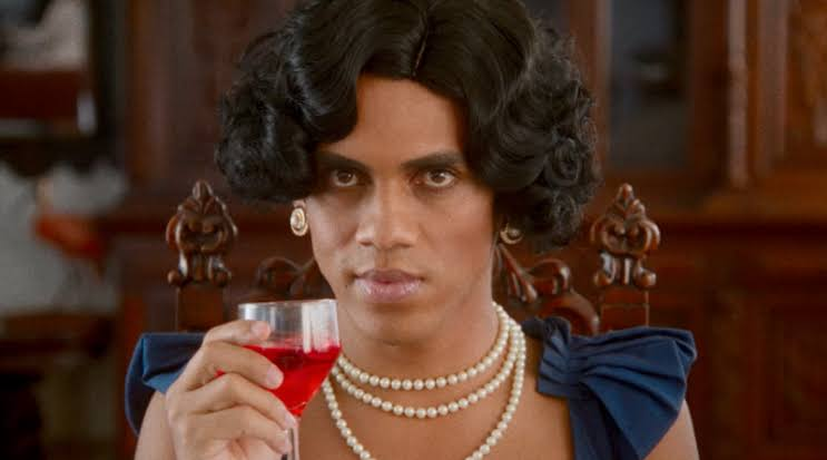 oxentepipoca's tweet photo. Dirigido por Gil Baroni e escrito por Luiz Bertazzo, 'Casa Izabel' estreia hoje nos cinemas brasileiros. 🇧🇷

Sinopse oficial: Em uma isolada casa grande fundada por uma elite escravocrata, instala-se um retiro de crossdressers. Nela homens vestem-se de uma realidade glamorosa e delirante, distante dos anos de chumbo da ditadura militar no Brasil dos anos 70.