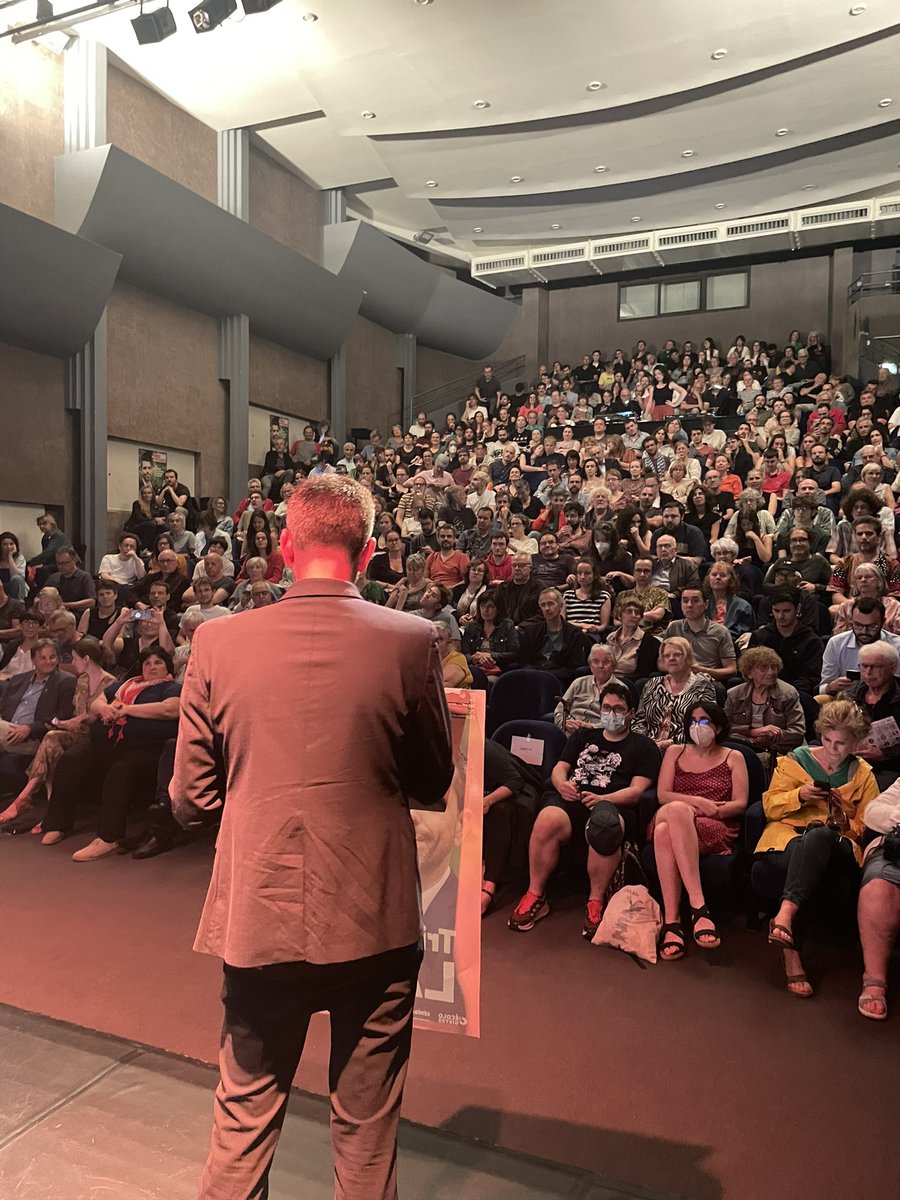 AvecTristan's tweet photo. Ce soir à #CessonSévigné, une salle pleine à craquer autour de @tlahais et @ZemmourMichael pour échanger autour du programme économique du #NouveauFrontPopulaire et des nécessaires ruptures sociales, fiscales, écologiques et démocratiques à engager dans notre société #circo3502 https://t.co/cNa1j1K4gg