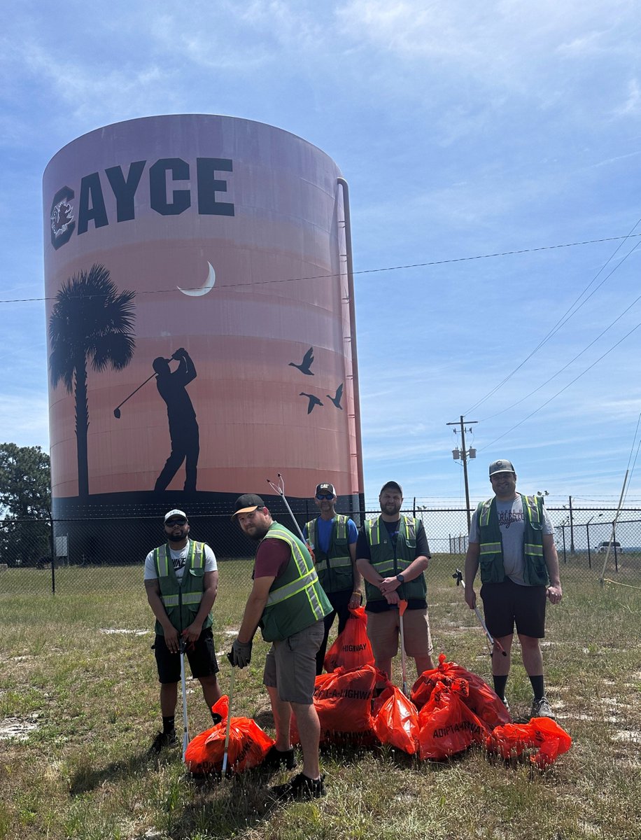 Greentech_SC's tweet photo. Greentech Renewables team helped Keep the Midlands Beautiful by volunteering for the Adopt-A-Highway program's Q2 cleanup. Grateful for the opportunity to give back to our community.
#GreentechRenewables #GreentechSC #AdoptAHighway #Volunteering #GreentechGivesBack https://t.co/UHjT2ph9dU
